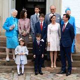 1. April 2017  Prinz Felix ist konfirmiert! Direkt nach dem Gottesdienst stellt sich der Konfirmant (Mitte) mit seinen Eltern und Großeltern sowie den Geschwistern für ein Foto auf. Königin Margrethe (ganz rechts) und Gräfin Alexandras Mutter Christa Manley (ganz links) tragen sogar passende Farben, als wenn sie sich abgesprochen hätten.