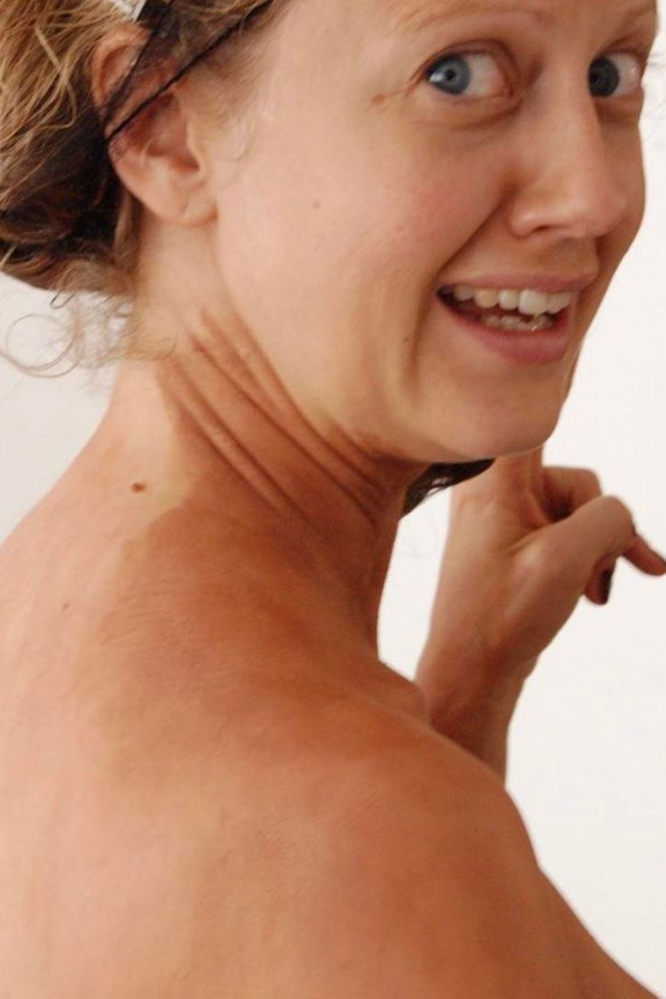 Herrlich normal! TV-Liebling Barbara Schöneberger zeigt auf Instagram ihre fleckige Selbstbräuner-Panne: "Das passiert wenn man Selbstbräuner für die Beine am Körper aufträgt", schreibt sie unter das Foto. Herrlich normal! TV-Liebling Barbara Schöneberger zeigt auf Instagram ihre fleckige Selbstbräuner-Panne: "Das passiert wenn man Selbstbräuner für die Beine am Körper aufträgt", schreibt sie unter das Foto.