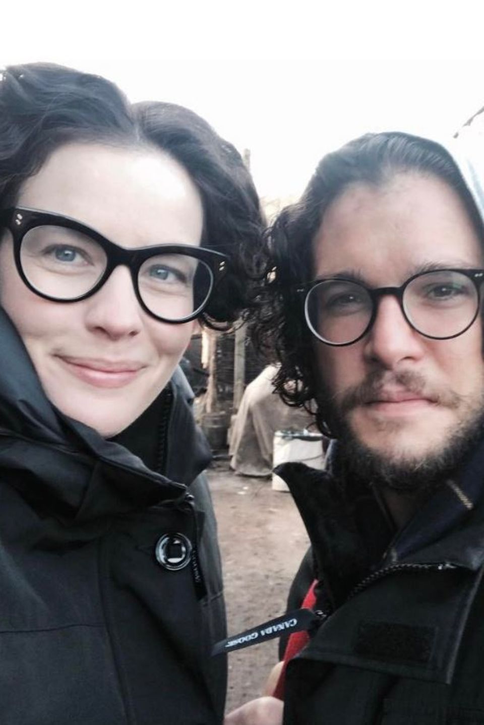 3. April 2017 Spaßiger Brillenvergleich: Liv Tyler und Kit Harington grüßen vom Set der Mini-Serie "Gunpowder". 3. April 2017 Spaßiger Brillenvergleich: Liv Tyler und Kit Harington grüßen vom Set der Mini-Serie "Gunpowder".