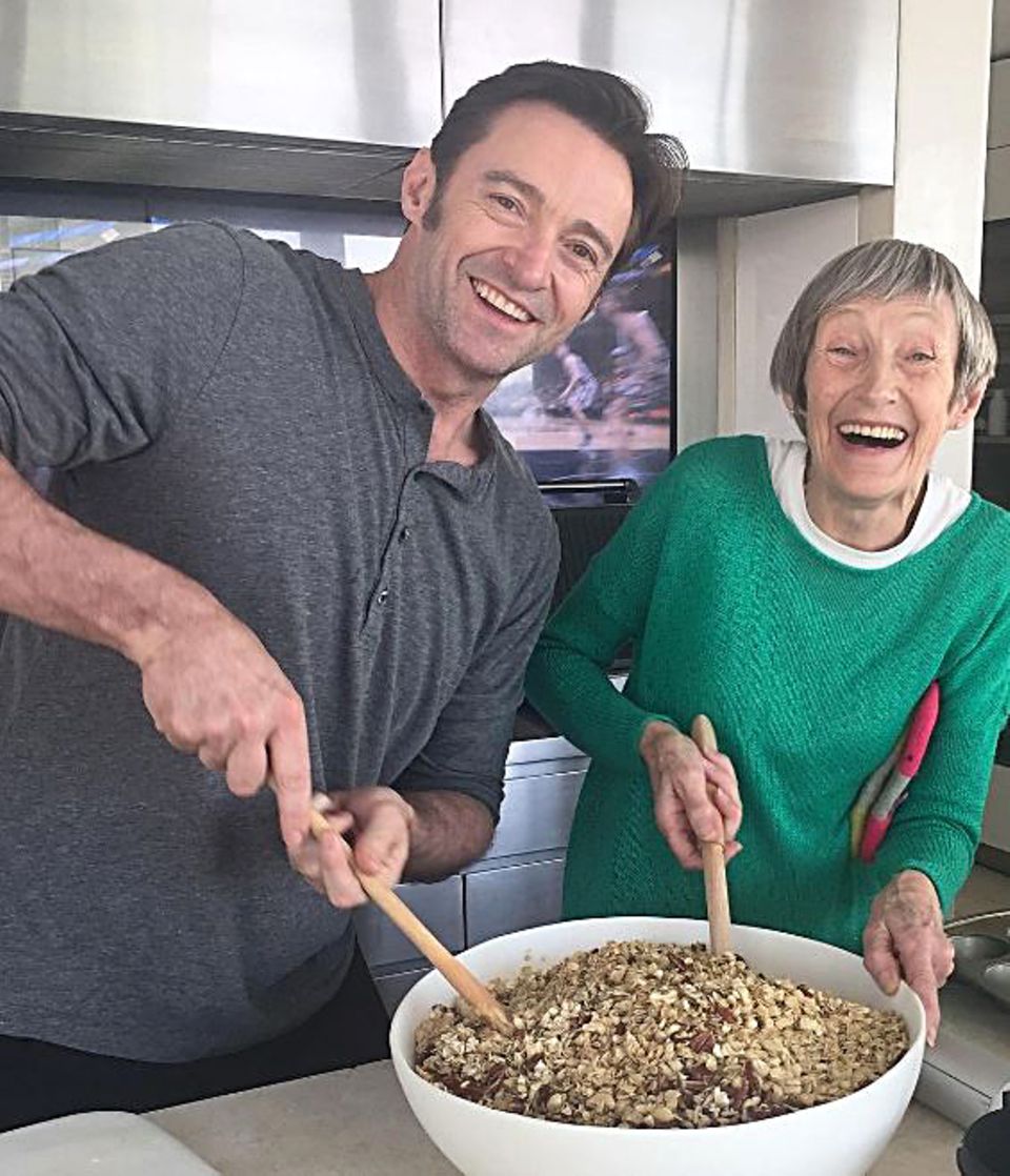 Wenn die Mama zu Besuch kommt, werden die Lieblingsgerichte gleich in riesigen Mengen zubereitet, nicht anders im Hause Jackman. Hugh geht seiner Mutter zu Hand. Wenn die Mama zu Besuch kommt, werden die Lieblingsgerichte gleich in riesigen Mengen zubereitet, nicht anders im Hause Jackman. Hugh geht seiner Mutter zu Hand.