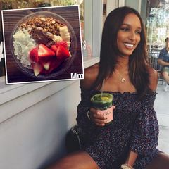 Von Säften hält "Victoria's Secret"-Model Jasmine Tookes nicht viel. Von Matcha-Tee aber umso mehr. Das grüne Heilgetränk ist reich an Vitaminen, regt den Stoffwechsel an und unterstützt den Fettabbau. Eine Portion zusätzlicher Power bekommt Jasmine am Morgen durch eine Acai-Bowl mit frischen Früchten und Kokossplitter.