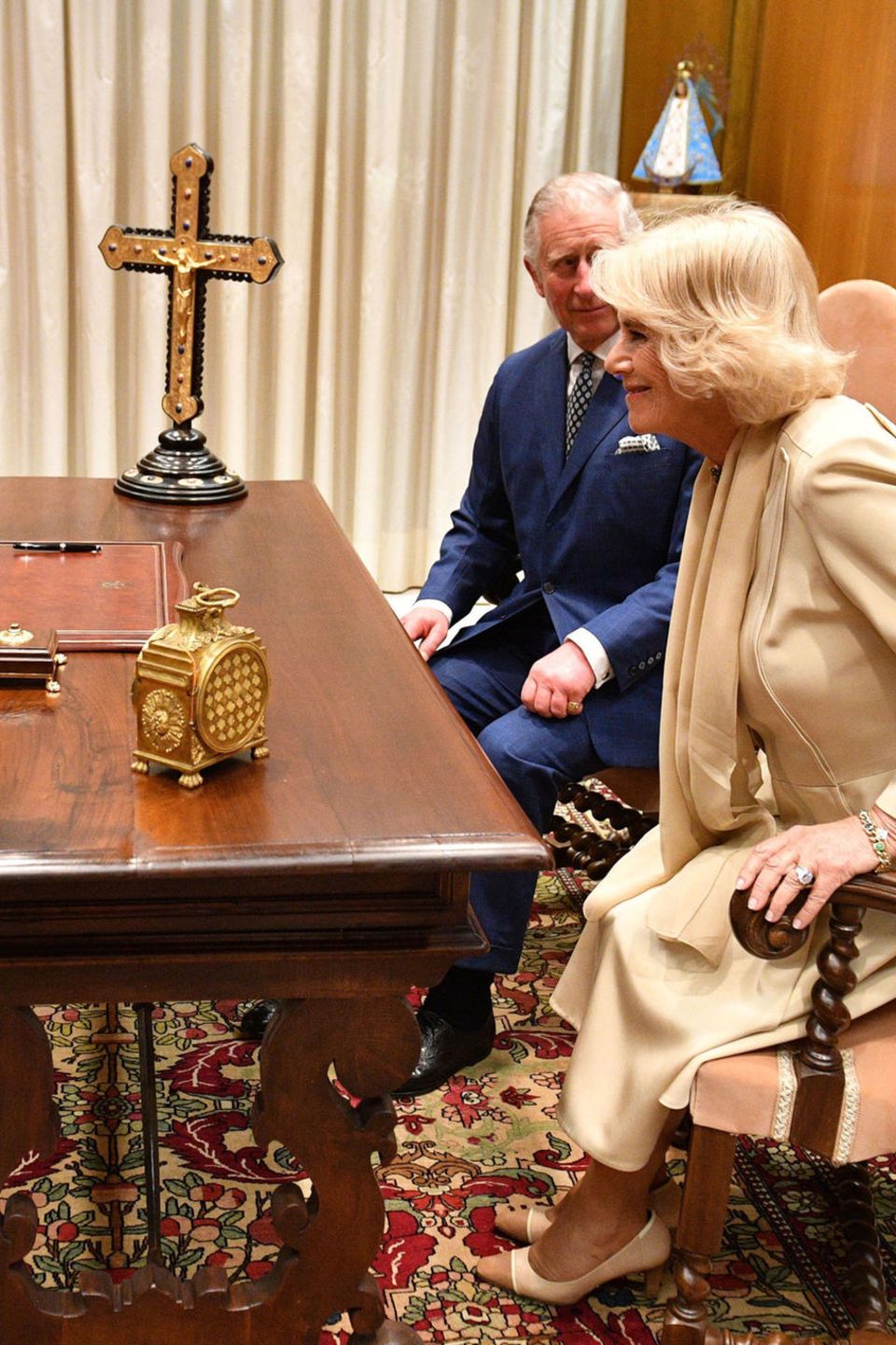 4. April 2017 Auch für Herzogin Camilla und Prinz Charles ist dieser offizielle Termin was Besonderes, sie haben eine Audienz bei Papst Franziskus im Vatikan. 4. April 2017 Auch für Herzogin Camilla und Prinz Charles ist dieser offizielle Termin was Besonderes, sie haben eine Audienz bei Papst Franziskus im Vatikan.