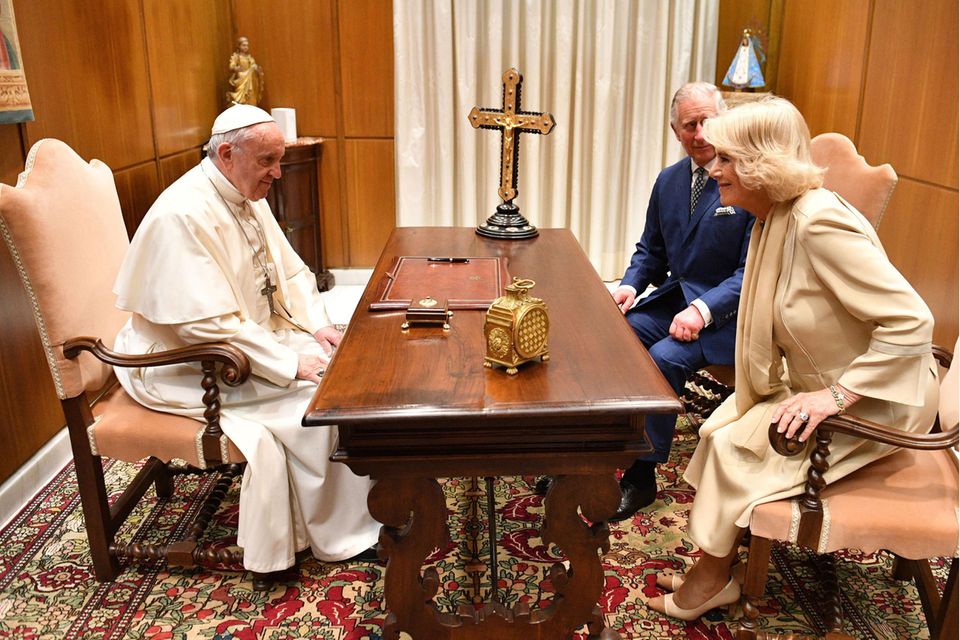 4. April 2017 Auch für Herzogin Camilla und Prinz Charles ist dieser offizielle Termin was Besonderes, sie haben eine Audienz bei Papst Franziskus im Vatikan. 4. April 2017 Auch für Herzogin Camilla und Prinz Charles ist dieser offizielle Termin was Besonderes, sie haben eine Audienz bei Papst Franziskus im Vatikan.
