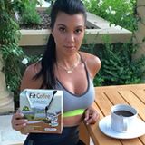Bei Kourtney Kardashian kommt die sportliche Silhouette nicht von ungefähr: Sie ist ein wahrer Workout-Junkie. Um die Fettverbrennung zu unterstützen, trinkt sie außerdem den "Fit Coffee" - entweder zum Frühstück oder direkt vor einer Trainigseinheit. 
