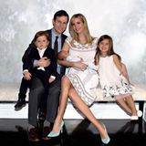 25. April 2016  Das erste Foto zu fünft! Geschniegelt und gebügelt posieren Jared Kushner und Ivanka Trump mit Baby Theodore und seinen älteren Geschwistern für ihr Familienalbum.