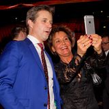 Dänemark Kronprinz Frederik wirft sich in Selfie-Pose.