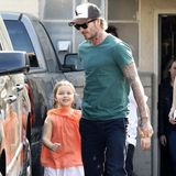 Kleine Grinsekatze! Gut gelaunt zeigt sich Harper an der Seite von Papa David in sommerlichem Look. In Beverly Hills kann man auch schon schicke Leo-Flip-Flops tragen.