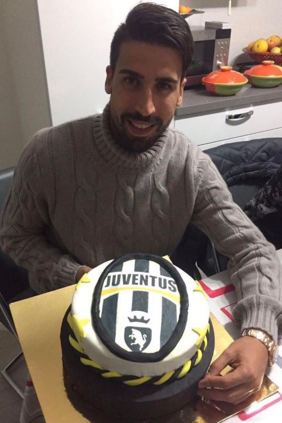 Fußballstar Sami Khedira freut sich riesig über seine Geburtstagstorte, die mit dem Wappen seines Teams Juventus Turin verziert wurde. Fußballstar Sami Khedira freut sich riesig über seine Geburtstagstorte, die mit dem Wappen seines Teams Juventus Turin verziert wurde.