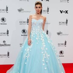 Wie eine Disney-Prinzessin sieht Nathalie Volk auf dem roten Teppich der Verleihung aus. Sie erscheint in einem hellblauen Ballkleid, das mit weißen Blumenranken bestickt ist.