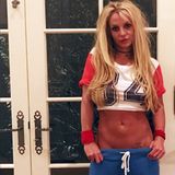 "Was ist besser als Jogginghosen und ein T-Shirt", schreibt Britney mit einem lachenden Smiley zu diesem Schnappschuss. Gegen einen Tag im Wohlfühl-Look ist nichts einzuwenden. In Kombination zu ihren Zottel-Extensions, ihren verwischten Smokey-Eyes und dem Fleck auf ihrer Hose ist dieser Look allerdings eher fraglich.  