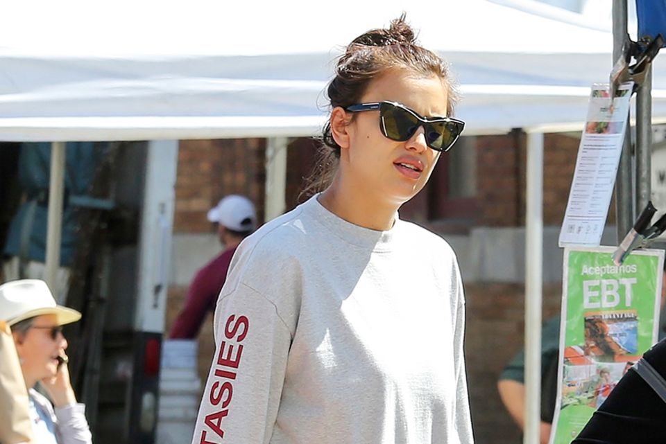 Irina Shayk: Bei diesen Fotos fragten wir uns, wo denn Irina Shayks Babybauch geblieben ist. Jetzt ist klar: Zum Zeitpunkt dieses Fotos hatte das "Victoria's Secret"-Model bereits entbunden und zeigt sich wieder schlank im lässigen Pullover-Kleid auf dem Markt. Nun postete sie ein fragwürdiges Bikini-Foto ... Bei diesen Fotos fragten wir uns, wo denn Irina Shayks Babybauch geblieben ist. Jetzt ist klar: Zum Zeitpunkt dieses Fotos hatte das "Victoria's Secret"-Model bereits entbunden und zeigt sich wieder schlank im lässigen Pullover-Kleid auf dem Markt. Nun postete sie ein fragwürdiges Bikini-Foto ...