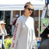 Bei diesen Fotos fragten wir uns, wo denn Irina Shayks Babybauch geblieben ist. Jetzt ist klar: Zum Zeitpunkt dieses Fotos hatte das "Victoria's Secret"-Model bereits entbunden und zeigt sich wieder schlank im lässigen Pullover-Kleid auf dem Markt. Nun postete sie ein fragwürdiges Bikini-Foto ... 
