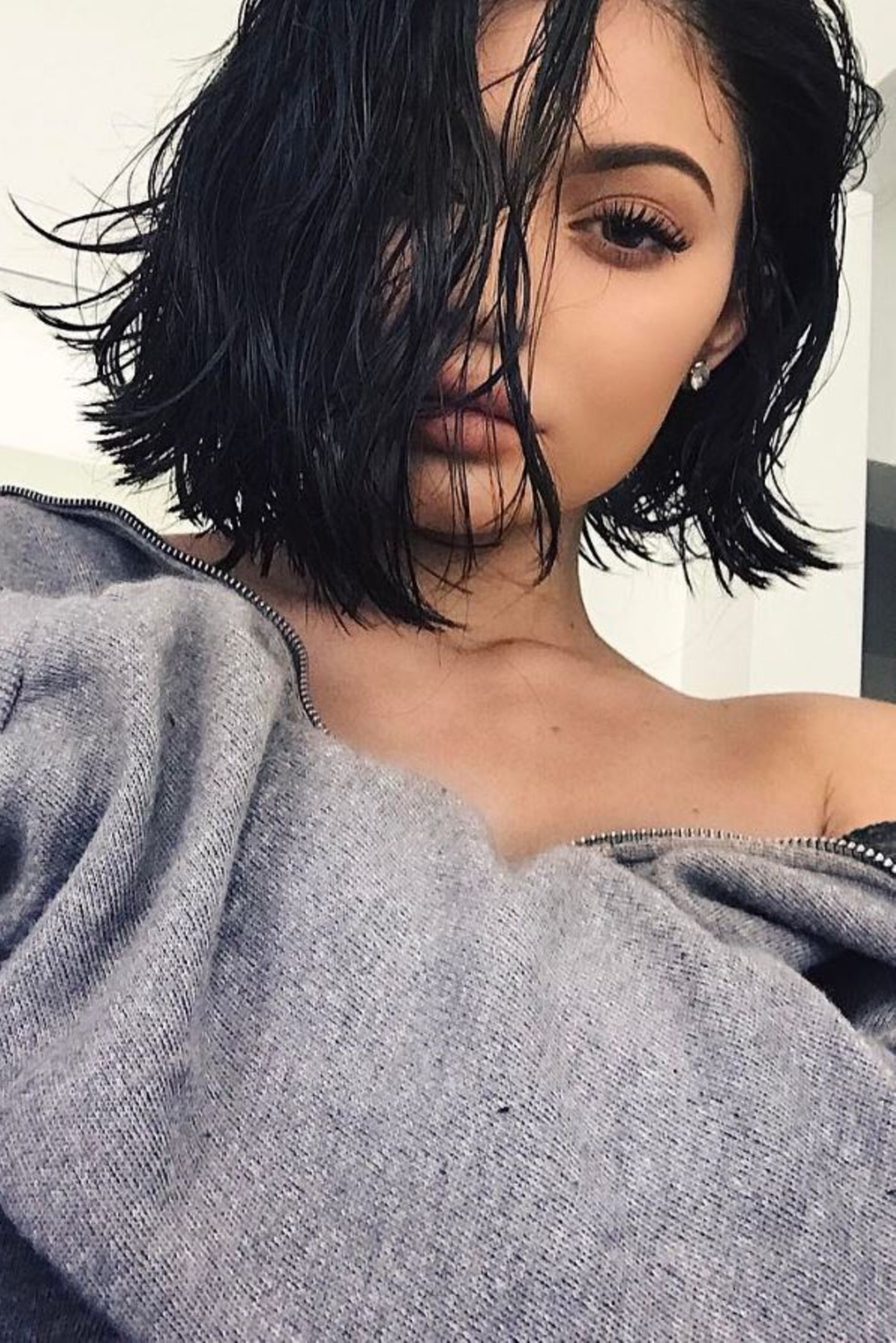 Auf Instagram teilt Kylie Jenner ein Foto ihrer neuen Frisur mit ihren über 90 Millionen Followern. Nachdem sie ihre dunklen Haare zuletzt (dank Extensions) super lang trug, hat sie sich jetzt für einen ganz kurzen Schnitt entschieden. Die 19-Jährige ist jedoch bekennender Fan von Perücken, also könnte es sein, dass sie ihre Haare schon morgen wieder ganz lang trägt... 