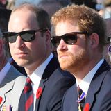 Bei einer Zeremonie am 100. Gedenktag der Schlacht bei Vimy werden Prinz Charles und seine beiden Söhne, Prinz William und Prinz Harry, von der französischen Sonne geblendet. Die beiden Brüder tragen lässige Modelle von "Ray Ban". 