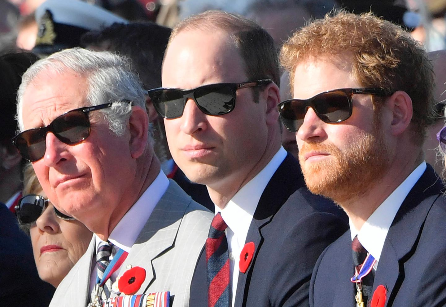 Bei einer Zeremonie am 100. Gedenktag der Schlacht bei Vimy werden Prinz Charles und seine beiden Söhne, Prinz William und Prinz Harry, von der französischen Sonne geblendet. Die beiden Brüder tragen lässige Modelle von "Ray Ban". 