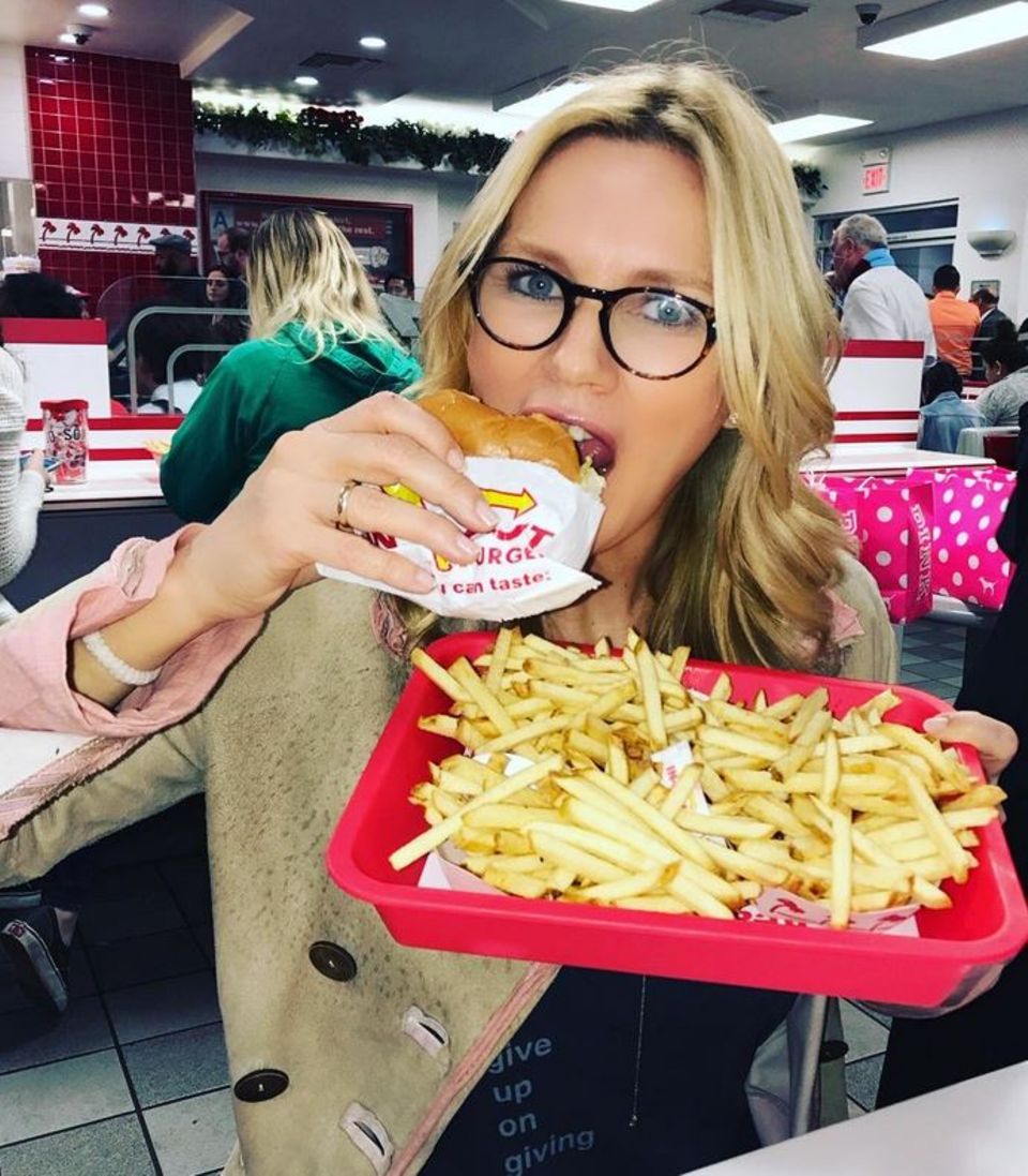 Veronica Ferres wird von ihrer Tochter Lilly zu einem Besuch in einem Fast-Food-Restaurant überredet und findet Gefallen an Burger und Pommes. Veronica Ferres wird von ihrer Tochter Lilly zu einem Besuch in einem Fast-Food-Restaurant überredet und findet Gefallen an Burger und Pommes.