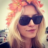 An Lena Gercke sieht der "klassische Festival-Look" - bestehend aus cooler Sonnenbrille und niedlichem Blumenkranz - ganz bezaubernd aus.
