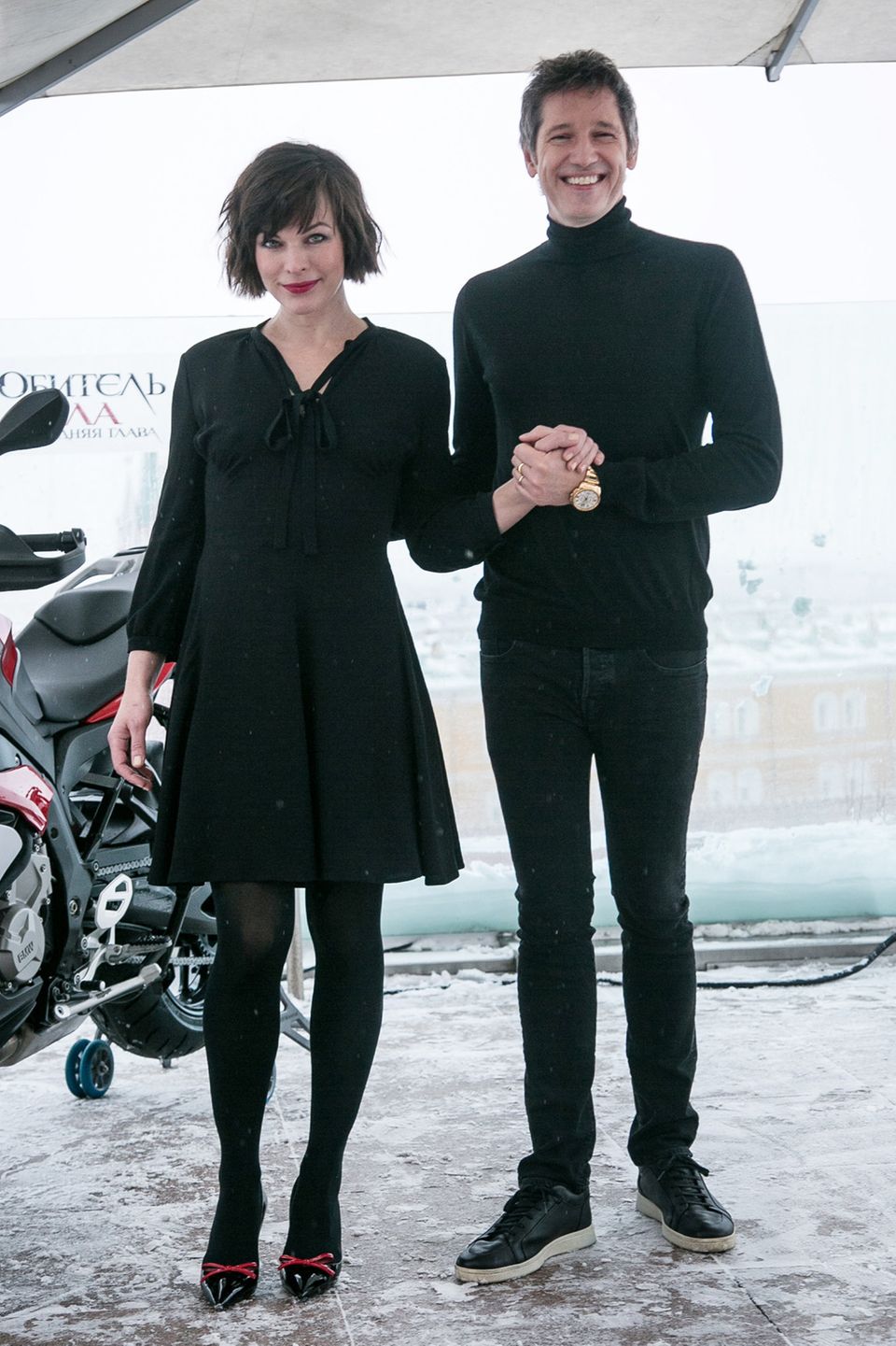 Herzerweichend komisch ist die Paar-Pose von Milla Jovovich und ihrem Mann Paul W.S. Anderson. Herzerweichend komisch ist die Paar-Pose von Milla Jovovich und ihrem Mann Paul W.S. Anderson.