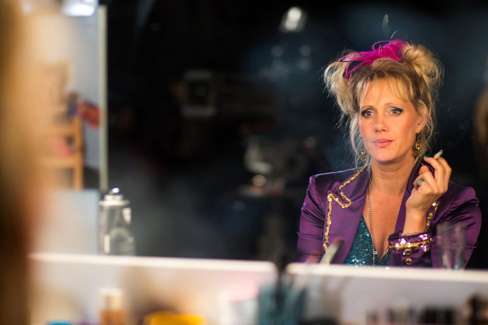 Karfreitag: 20:15 Uhr auf RTL Auf dem Höhepunkt ihrer Karriere erleidet der bekannte Comedy- und TV-Star Gaby Köster einen schweren Schlaganfall. Die mehrfach ausgezeichnete Künstlerin gibt jedoch nicht auf, kämpft sich trotz vieler Höhen und Tiefen zurück. Karfreitag: 20:15 Uhr auf RTL Auf dem Höhepunkt ihrer Karriere erleidet der bekannte Comedy- und TV-Star Gaby Köster einen schweren Schlaganfall. Die mehrfach ausgezeichnete Künstlerin gibt jedoch nicht auf, kämpft sich trotz vieler Höhen und Tiefen zurück.