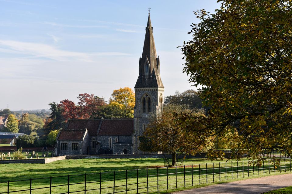 Pippa Middleton: Hier geht's zum Laufsteg: Oder zum Altar, je nach Sichtweise. In der St. Mark’s Church in Berkshire sagt Pippa im Mai "Yes". Die Kirche liegt elf Kilometer vom Anwesen ihrer Eltern entfernt Hier geht's zum Laufsteg: Oder zum Altar, je nach Sichtweise. In der St. Mark’s Church in Berkshire sagt Pippa im Mai "Yes". Die Kirche liegt elf Kilometer vom Anwesen ihrer Eltern entfernt