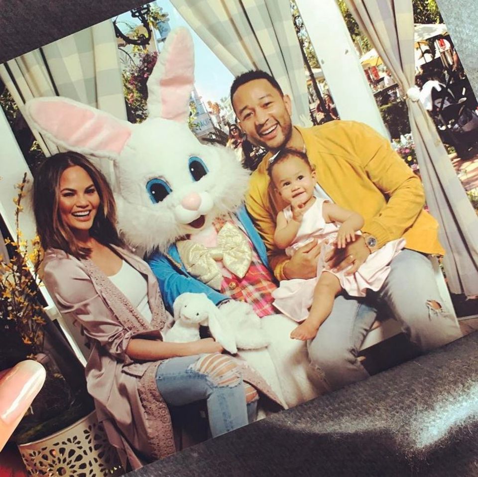 Chrissy Teigen und John Legend statten mit Töchterchen Luna dem Osterhasen einen Besuch ab. 