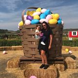 Tamara und Sophia Ecclestone posieren vor einem riesigen Korb voll mit Ostereiern. 