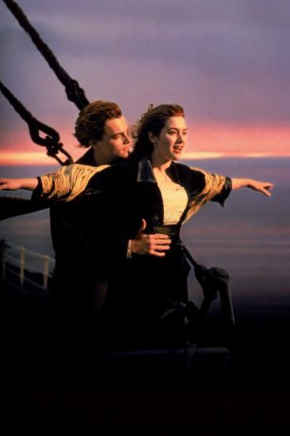 Ostersamstag 20:15 Uhr auf Sat.1: Titanic    James Camerons mit elf Oscars prämiertes Meisterwerk erzählt von der Jungfernfahrt der Titanic, dem größten Passagierdampfschiff seiner Zeit im Jahr 1912. An Bord verliebt sich der mittellose Jack in die wohlhabende, verlobte Rose. Es beginnt eine romantische Liebesgeschichte zwischen den beiden, die jäh von einer Katastrophe erschüttert wird: Die Titanic rammt einen Eisberg und beginnt zu sinken.