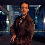Ostermontag 20:15 auf Das Erste: Tatort: Sturm  In der Innenstadt werden zwei Polizisten erschossen. Seinem Instinkt folgend, erkundet Kommissar Faber (Jörg Hartmann) die nähere Umgebung des Tatorts und sieht im Büro einer Bank, wie ein Mann fieberhaft am Computer arbeitet. Auf Ansprache reagiert er nicht. Dann erkennt Faber: Der Mann trägt einen Sprengstoffgürtel und droht mit der Zündung, falls er an seinen Überweisungen gehindert werde.
