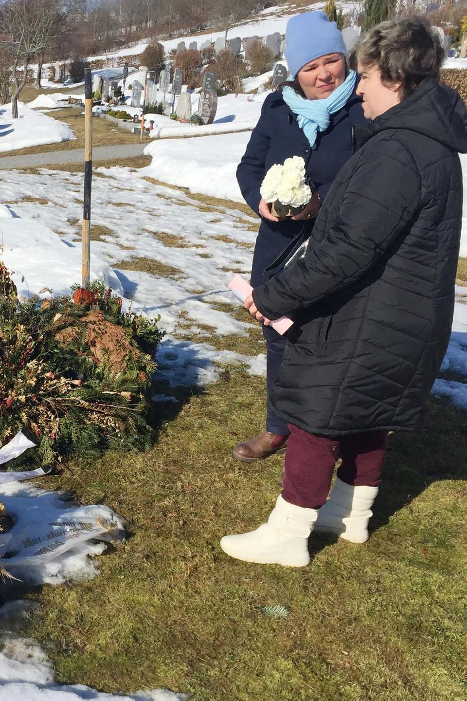 "Schwiegertochter gesucht"-Moderatorin Vera Int-Veen und Beate Fischer besuchen das Grab von Beates Mutter Irene Fischer. Die verstarb mit 64 Jahren in der Nacht vom 10. auf den 11. Januar 2017 an einer Lungenentzündung.