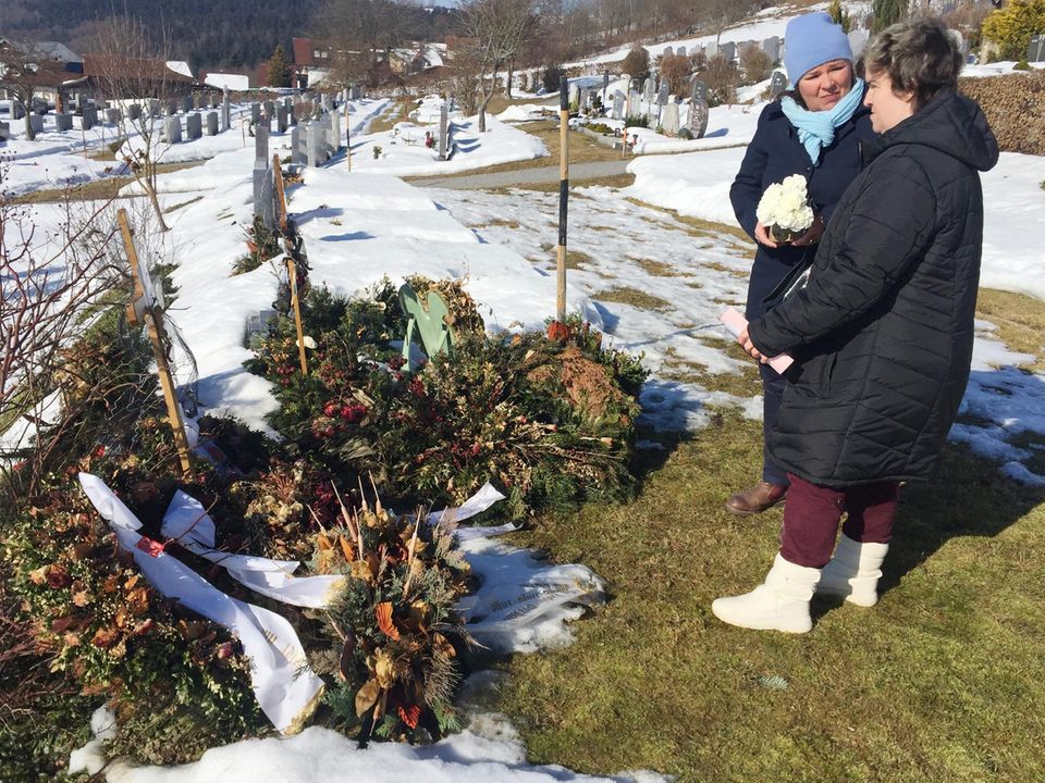 "Schwiegertochter gesucht"-Moderatorin Vera Int-Veen und Beate Fischer besuchen das Grab von Beates Mutter Irene Fischer. Die verstarb mit 64 Jahren in der Nacht vom 10. auf den 11. Januar 2017 an einer Lungenentzündung. "Schwiegertochter gesucht"-Moderatorin Vera Int-Veen und Beate Fischer besuchen das Grab von Beates Mutter Irene Fischer. Die verstarb mit 64 Jahren in der Nacht vom 10. auf den 11. Januar 2017 an einer Lungenentzündung.