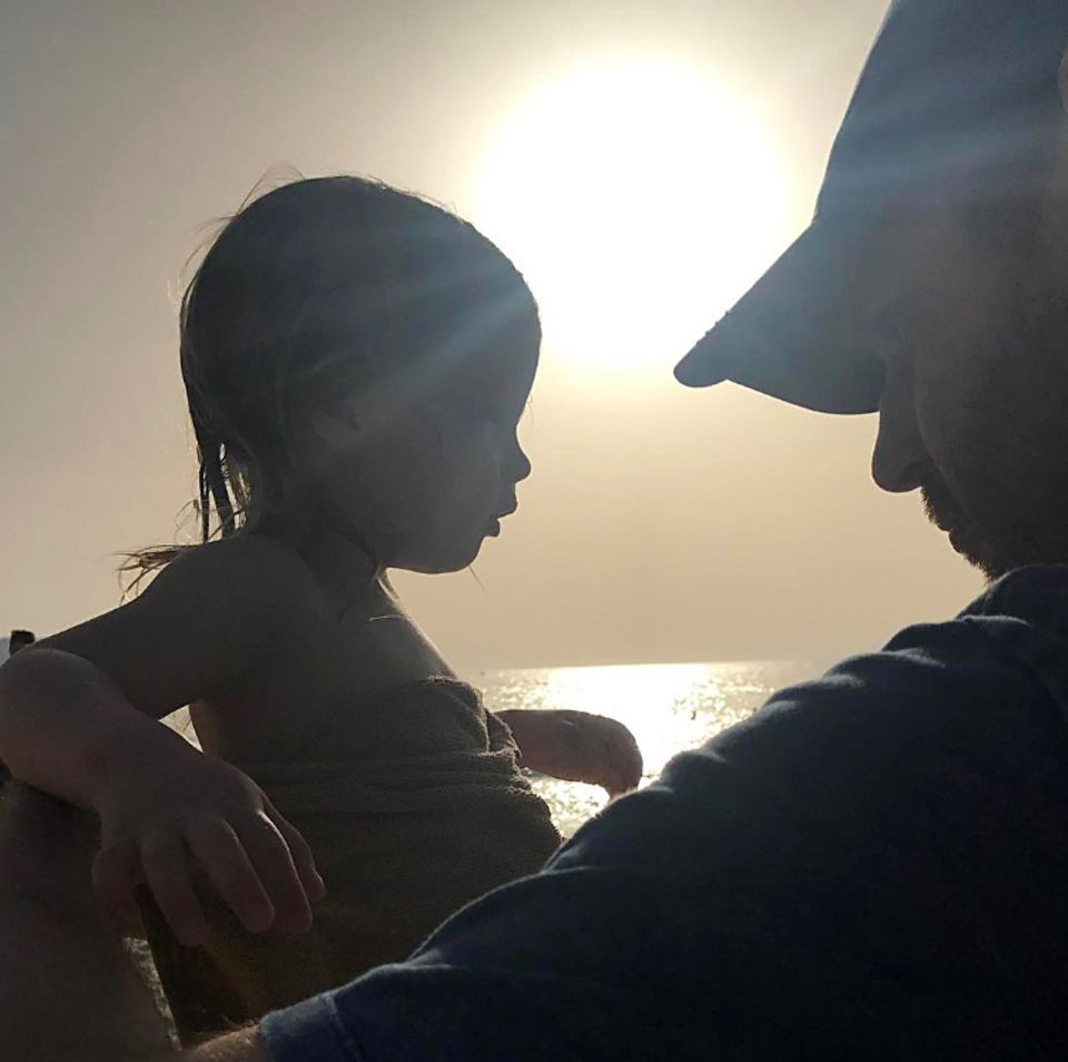13. April 2017 In ein Handtuch gewickelt und gut behütet von Papa, wird der Sonnenuntergang in Dubai genossen. 13. April 2017 In ein Handtuch gewickelt und gut behütet von Papa, wird der Sonnenuntergang in Dubai genossen.
