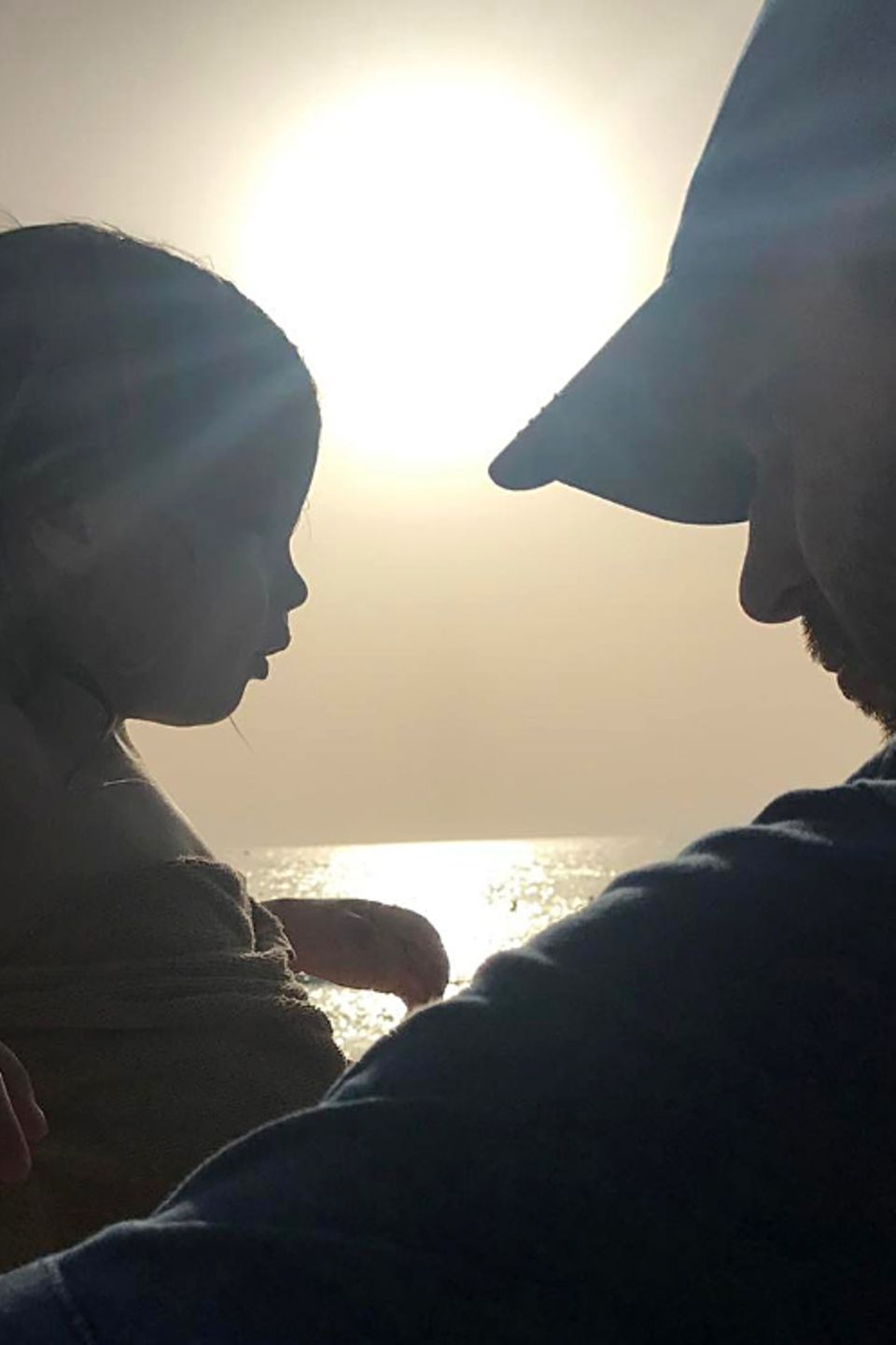 13. April 2017 In ein Handtuch gewickelt und gut behütet von Papa, wird der Sonnenuntergang in Dubai genossen. 13. April 2017 In ein Handtuch gewickelt und gut behütet von Papa, wird der Sonnenuntergang in Dubai genossen.