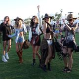 Alessandra Ambrosio und ihre Mädels bewegen sich tanzend über das Festivalgelände. Der Anblick macht Lust auf das Coachella Festival in Kalifornien. 