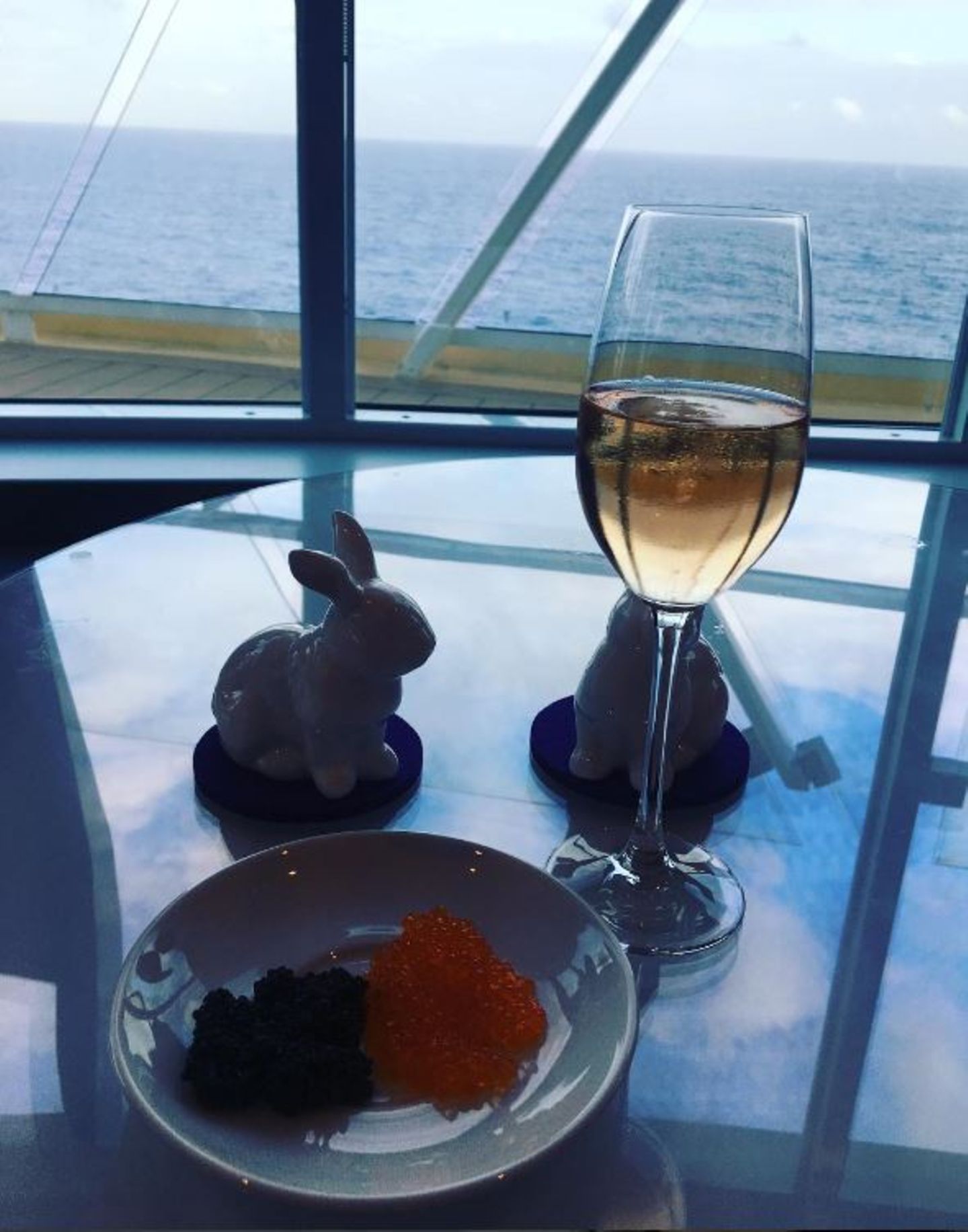 Mariella Ahrens gönnt sich zum Feiertag ein Glas Champagner, Kaviar und Osterhasen. Das Beste ist wohl der Blick auf die offene See. 