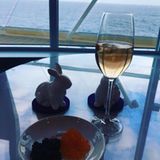 Mariella Ahrens gönnt sich zum Feiertag ein Glas Champagner, Kaviar und Osterhasen. Das Beste ist wohl der Blick auf die offene See. 