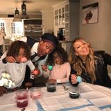 Mariah Carey und Nick Cannon verbringen sehr traditionelle Ostertage. Dazu gehört auch mit den Zwillingen Ostereier färben. 