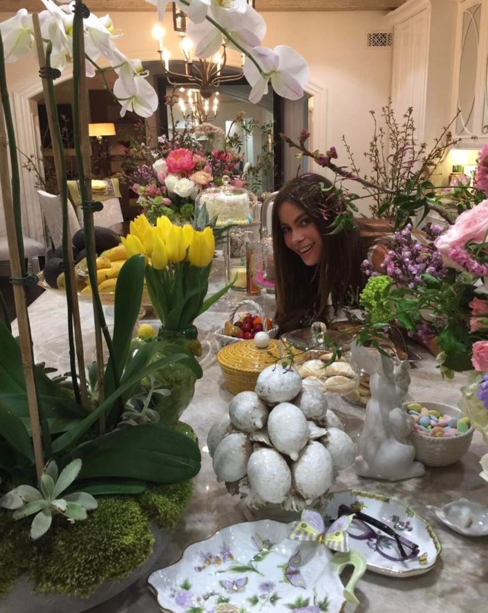 Sofia Vergara feiert Ostern opulent. Sie überzeugt mit einer floralen Tischdekoration.