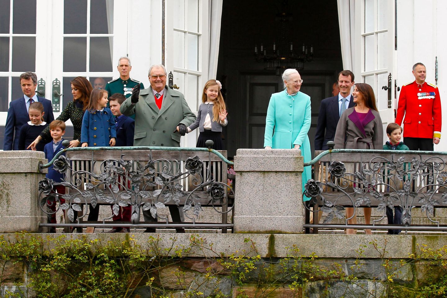16. April 2017  Auf dem Balkon ist es ganz schön voll, als neben der Königin noch die beiden Söhne, ihre Schwiegertöchter und sechs der acht Enkelkinder erscheinen. Fehlen nur noch die königlichen Dackel.