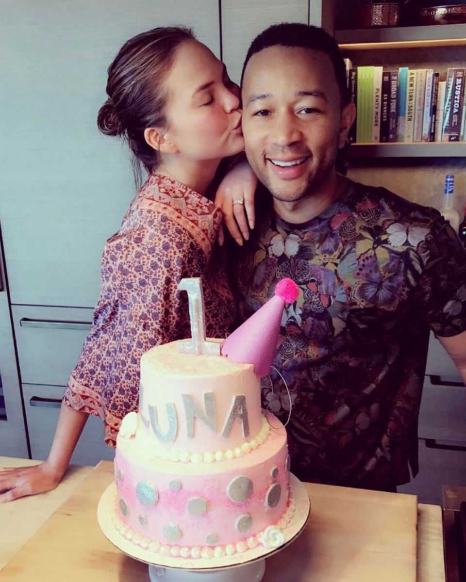 14. April 2017 Die erste Geburtstagstorte für die kleine Luna und die Freude bei den Eltern ist riesig. Chrissy und John Legend freuen sich über den ganz besonderen Tag. 14. April 2017 Die erste Geburtstagstorte für die kleine Luna und die Freude bei den Eltern ist riesig. Chrissy und John Legend freuen sich über den ganz besonderen Tag.