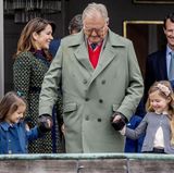 16. April 2017  Wer geleitet hier wen? Athena, 5,  und Josephine, 6, kommen mit ihrem Opa Prinz Henrik, 82, vor das Schloss und auf die Treppe.