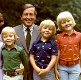 1975 präsentiert sich Prinzessin Beatrix mit Ehemann Claus und ihren drei blonden Söhnen Willem-Alexander (rechts), Prinz Johan Friso und Prinz Constantijn.