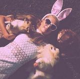 Paris Hilton wünscht mit einem Selfie mit ihren Hunden und rosa Filter fröhliche Ostern.