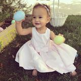 Luna, die bezaubernde Tochter von John Legend und Chrissy Teigen, freut sich über die Ostereier.