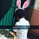 Kelly Rowland teilt ein Bild von ihrem Söhnchen. Der Kleine hat pinke Hasenohren aufgesetzt.