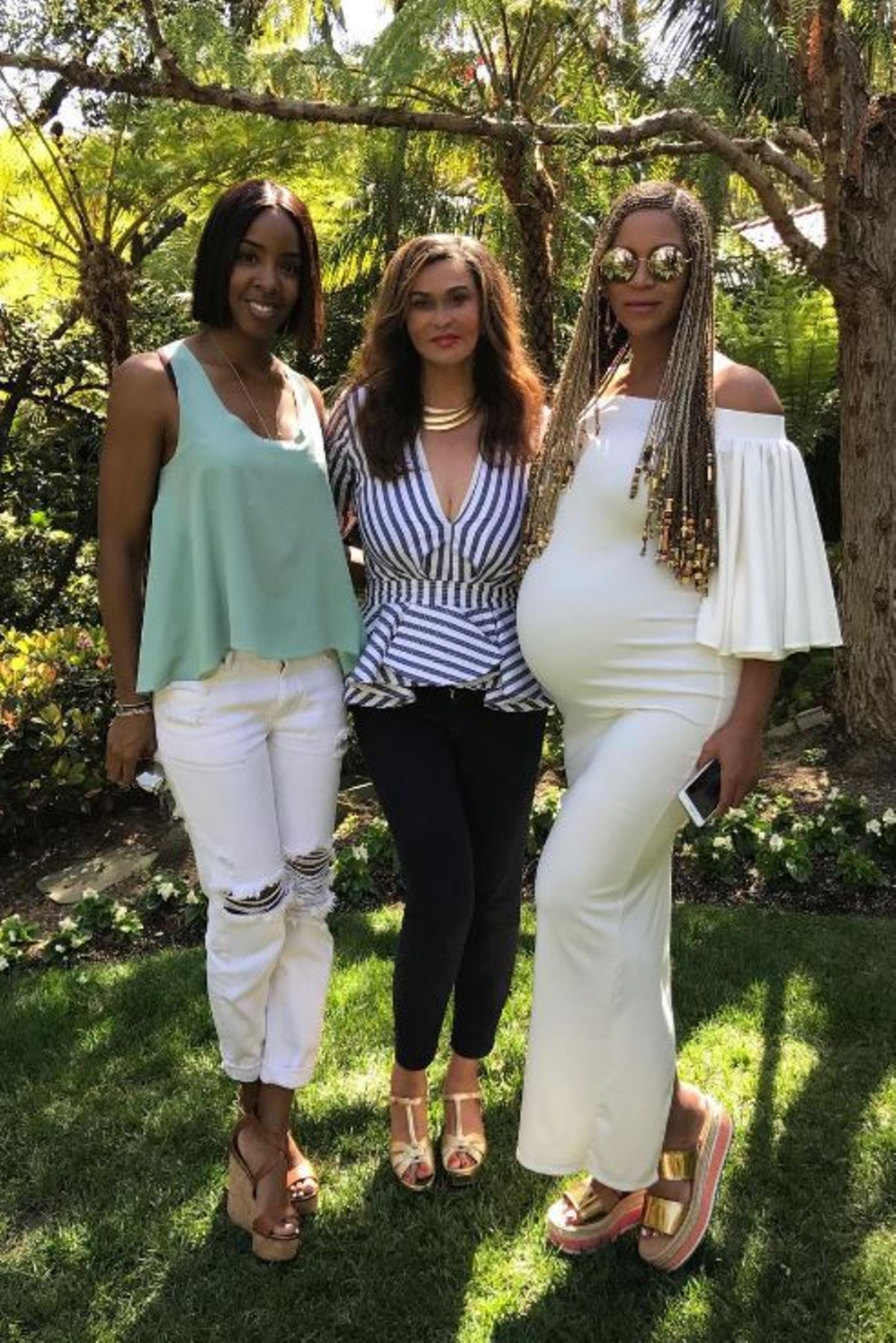 Beyoncé verbringt Ostern ganz entspannt mit Mama Tina und Freundin Kelly Rowland. Die Sängerin, die Zwillinge erwartet, betont ihren wachsenden Babybauch mit einem weißen Schlauchkleid.
