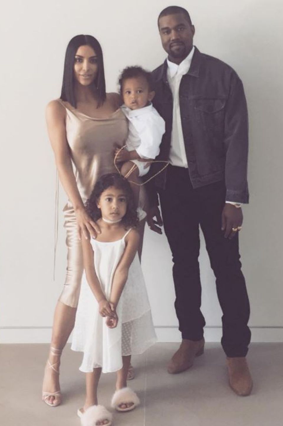 Kim Kardashian teilt ein hübsches Familienfoto von sich, Ehemann Kanye West und den Kindern North und Saint. Kim Kardashian teilt ein hübsches Familienfoto von sich, Ehemann Kanye West und den Kindern North und Saint.