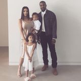 Kim Kardashian teilt ein hübsches Familienfoto von sich, Ehemann Kanye West und den Kindern North und Saint.