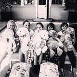 Gwyneth Paltrow postet zu Ostern dieses süße Foto von ihren Kindern. Apple (Mitte) und Moses Martin (zweiter von rechts) senden Ostergrüße an alle. 