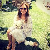 Ayda Field kuschelt gleich mit einer ganzen Hasenfamilie. 