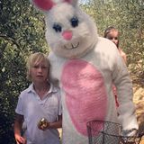 Sasha Schreiber freut sich auch  mit neun Jahren über den Osterhasen, besonders wenn er ein goldenes Ei bekommt. 